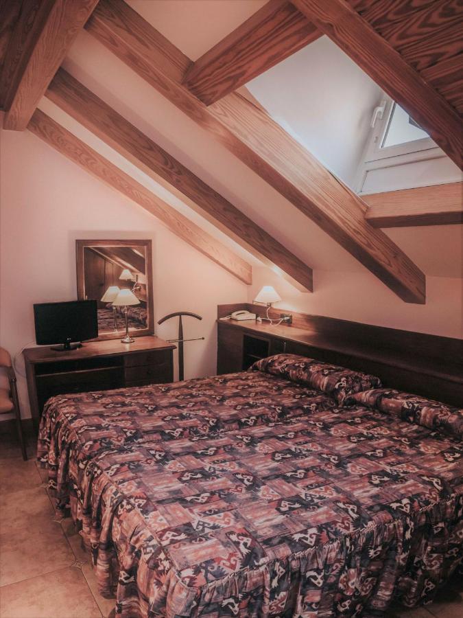 Hostal Les Fonts Castellar De N'Hug Extérieur photo