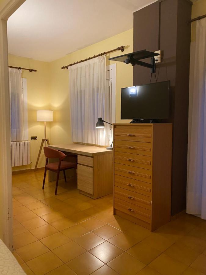 Hostal Les Fonts Castellar De N'Hug Extérieur photo