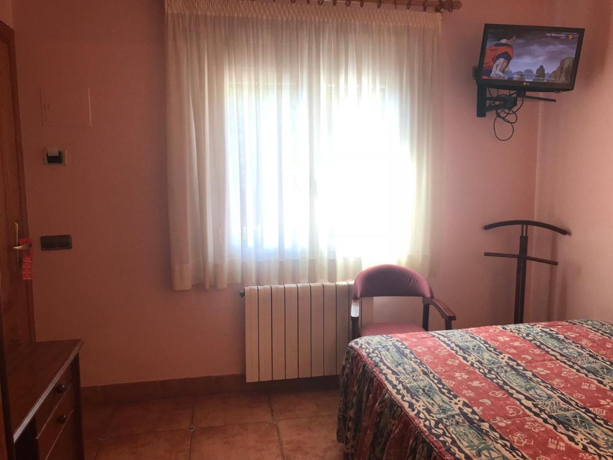 Hostal Les Fonts Castellar De N'Hug Extérieur photo