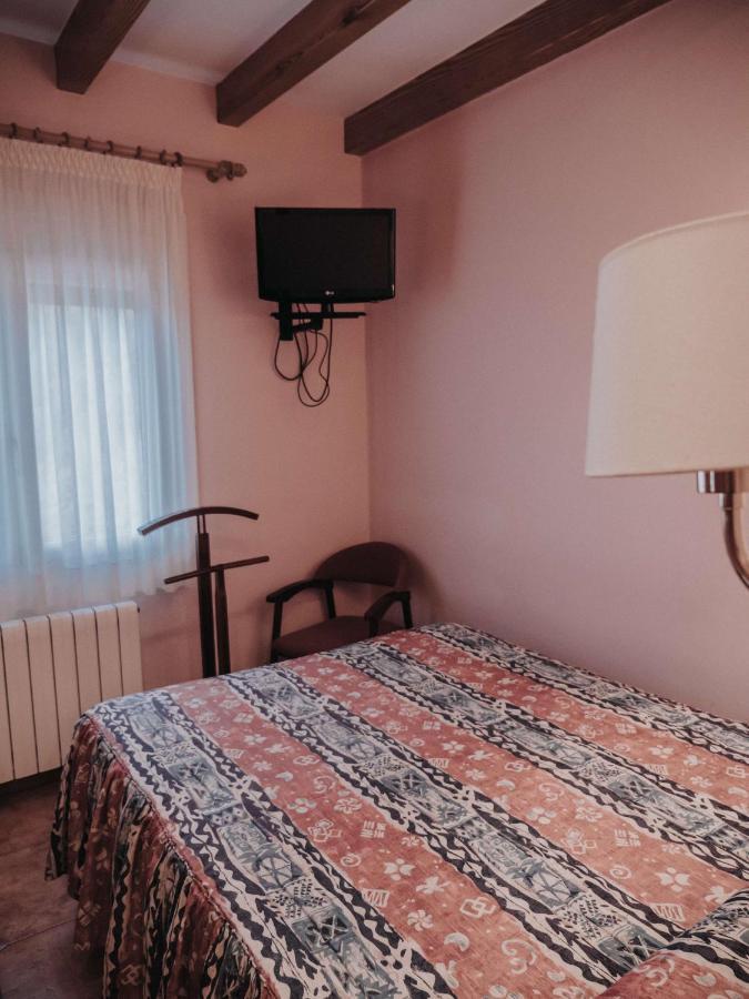 Hostal Les Fonts Castellar De N'Hug Extérieur photo